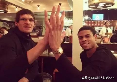 nba球员的手掌为什么这么大(NBA巨人的手掌多大！张伯伦2根手指抓球，奥尼尔拿麻将超“迷你”)