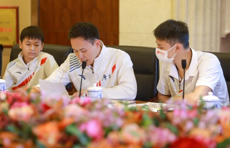 全红婵又与师哥聚首！出席庆功座谈会，举止成熟了，有冠军风范