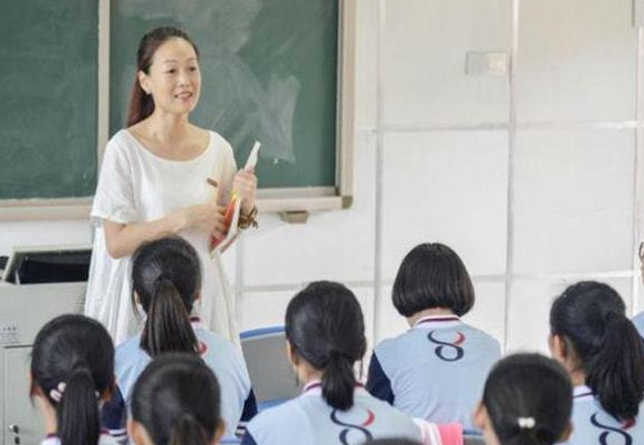 女老师怀孕坐着上课，校长看到后斥责“无底线”，家长看不下去了