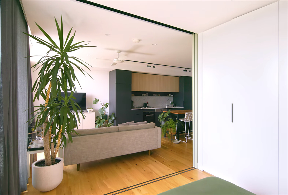 独居姑娘的1室2厅小家，55㎡面积做成开放式，卧室推拉门太实用了