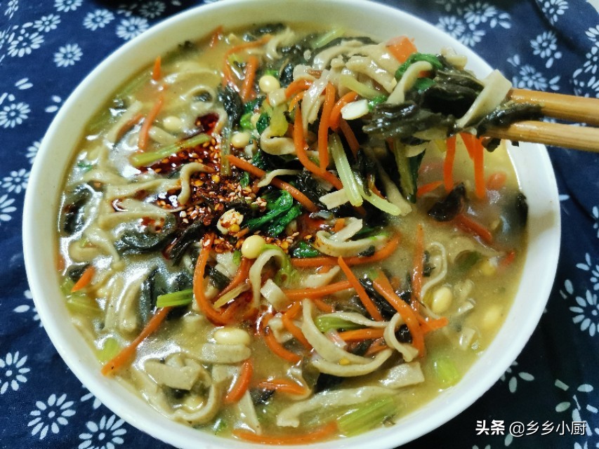 冬天吃这个正当时，芝麻叶绿豆糊涂杂面，一次吃两碗，拿肉都不换