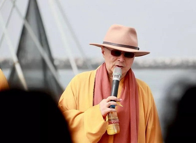 海涛法师35岁剃度出家，曾对妻子说：下辈子还娶你，但还会出家