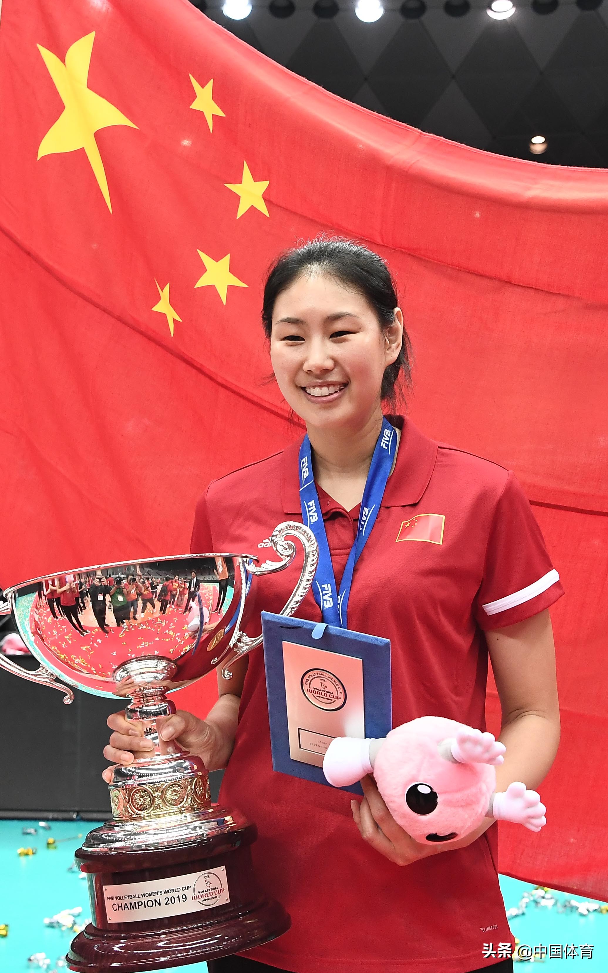 女排世界杯2019夺冠颁奖(2019女排世界杯颁奖仪式,中国女排姑娘举起