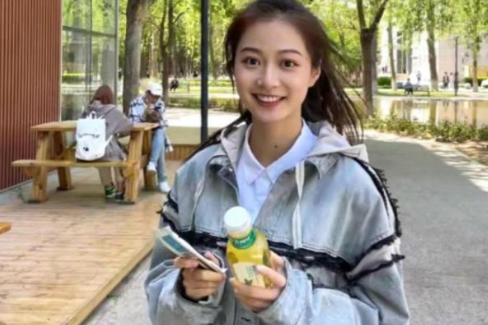 中国传媒大学校花走红，被称为千里挑一的领诵员，家庭背景曝光