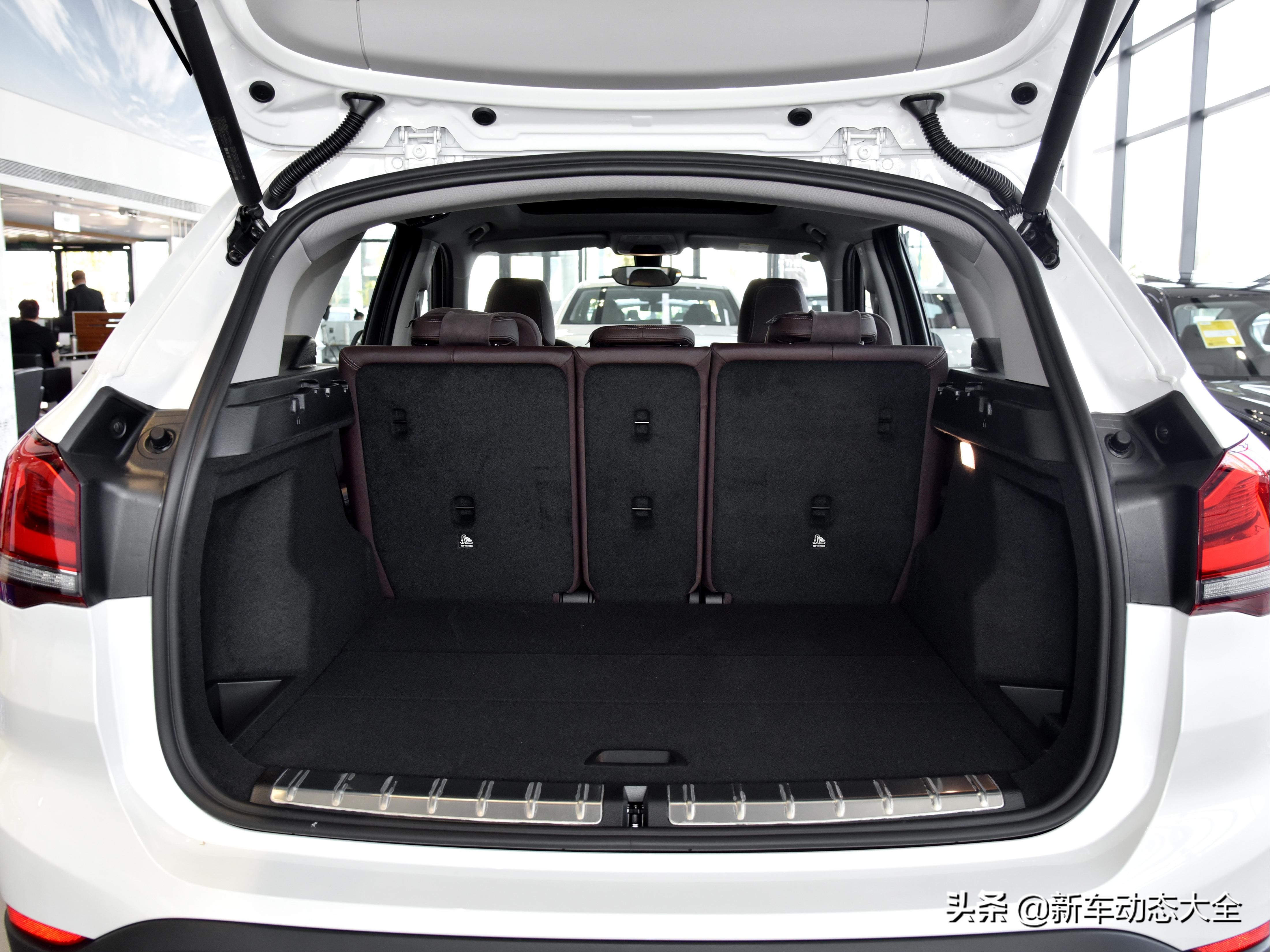 四缸2.0T油耗6.8L，大空间带四驱入门低价豪华SUV，带你看宝马X1