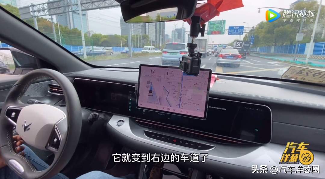 碾压特斯拉，极狐华为版自动驾驶真香！道路初体验