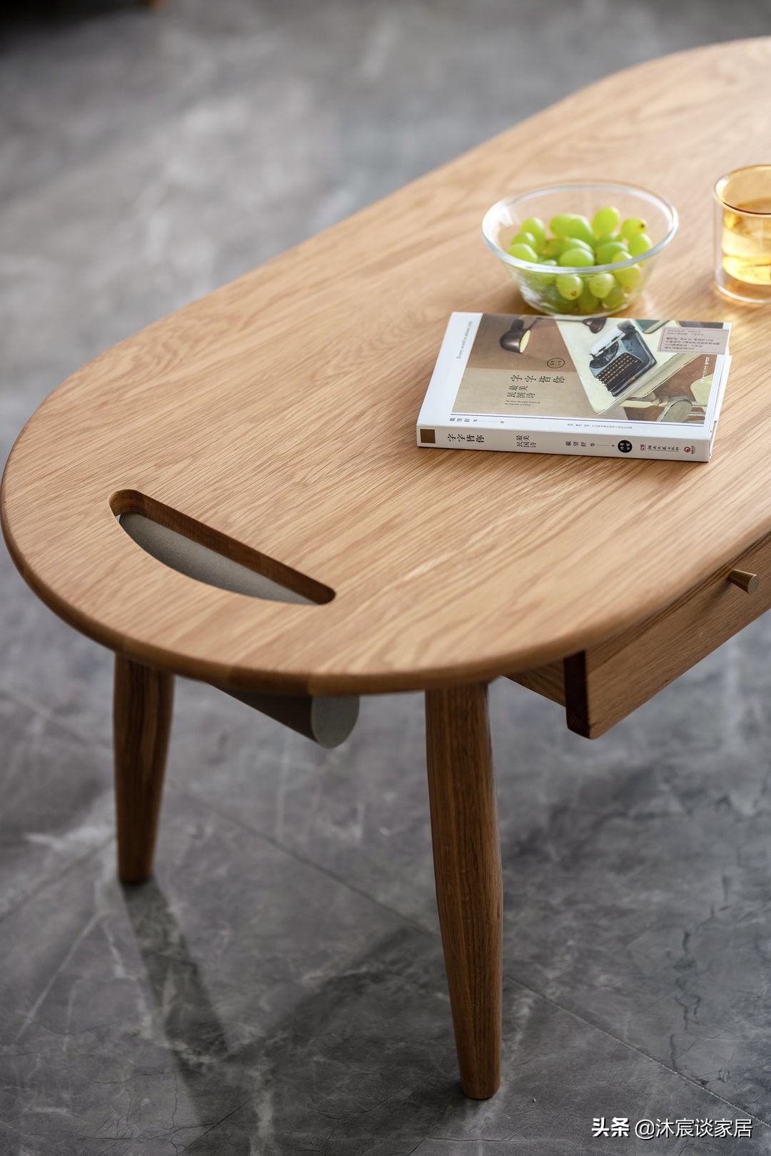 她的新家，自然舒适，灰色瓷砖配着大白墙，经典大方不易过时