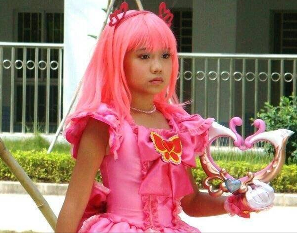 但因为两人身高差距,显得黄安仪像个小萝卜头.