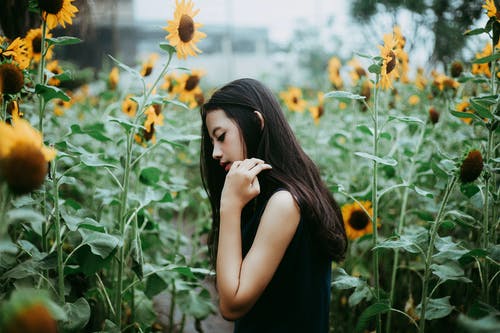 人到中年，撑起一个家的，是女人