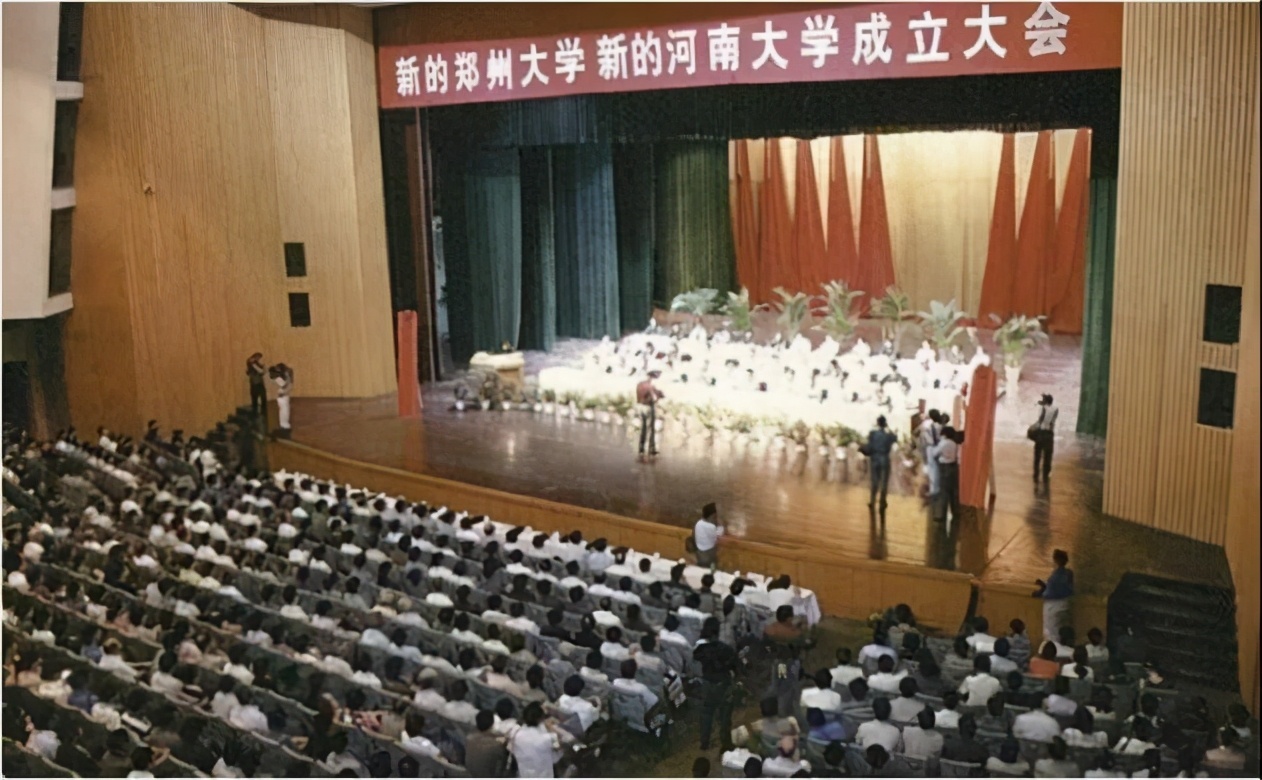 中国最美大学之一！占地面积5700余亩，坐拥24个食堂，还设有专属地铁站！