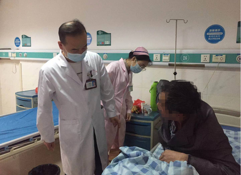 突发右肾疼痛别忽视，警惕潜在健康隐患，及时就医查明原因以防病情加重。