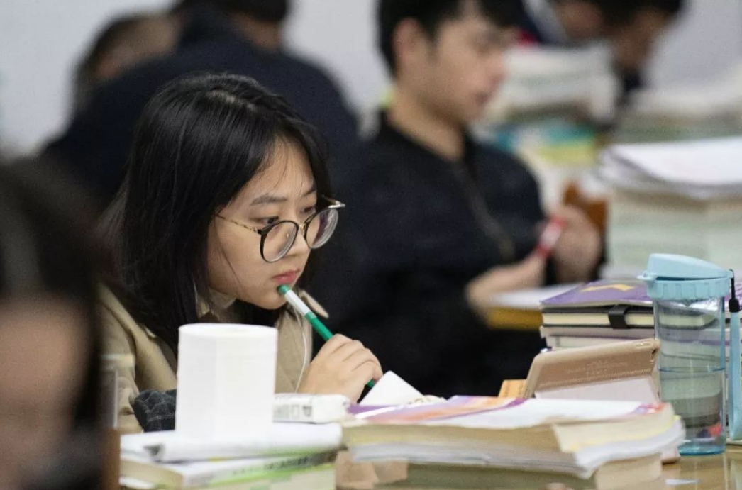 “JK毕业照”走红，满屏都是大长腿，网友：行走的招生简章