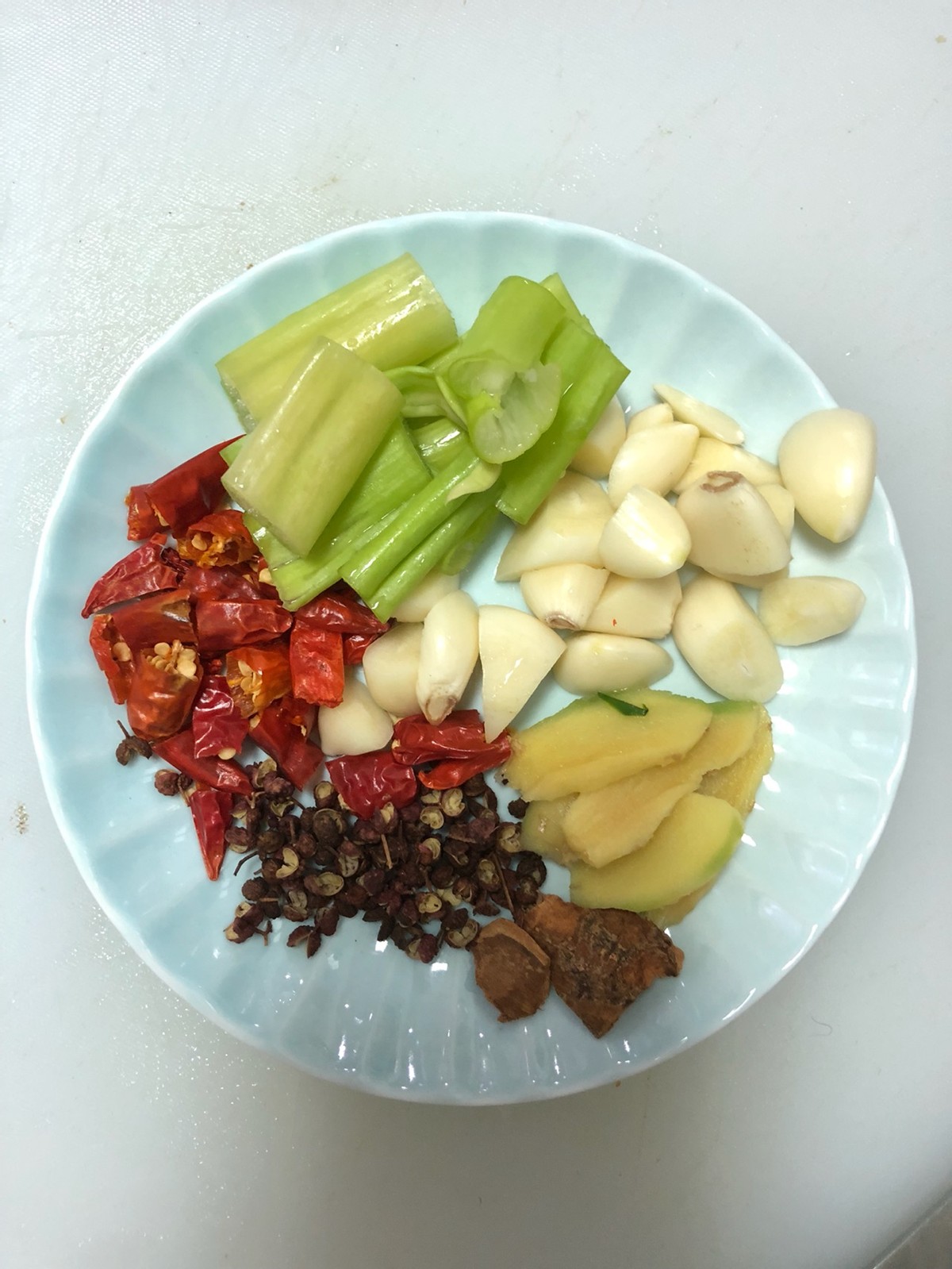 自制麻辣鸭肠，麻辣鲜香，干净卫生，比外面买的还好吃
