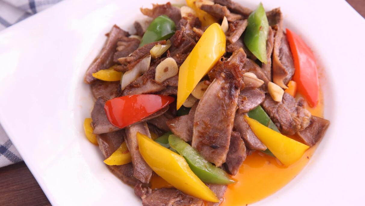牛舌头怎么做好吃(酱爆牛舌这样做咸香可口又能解馋)