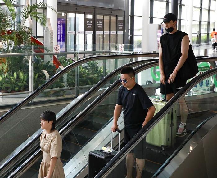 36岁刘翔现身机场，与妻子吴莎相隔数米，穿着低调变身蒙面侠