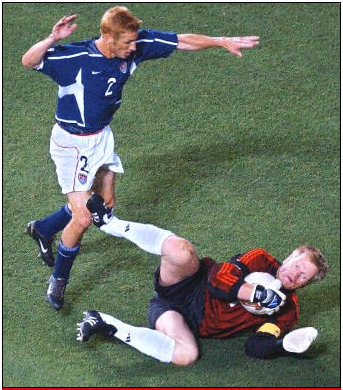 德国世界杯史的大胜(2002年德国队挺进决赛不止运气：头球战术 巨星光环=世界杯传奇！)
