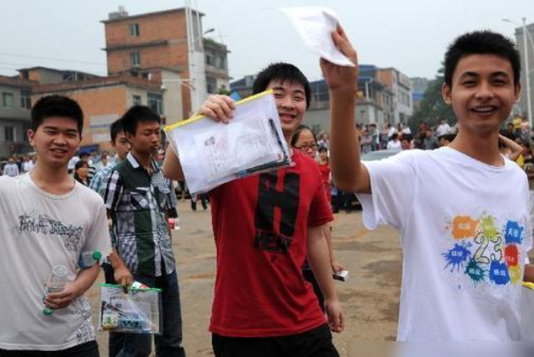 学费3万的本科和5千的大专，考生要如何选择，其中差别要知晓