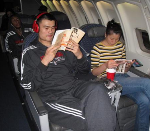 nba球员为什么要坐下来（揭秘NBA球星坐飞机都在干啥！姚明很安静 罗德曼本性难移）