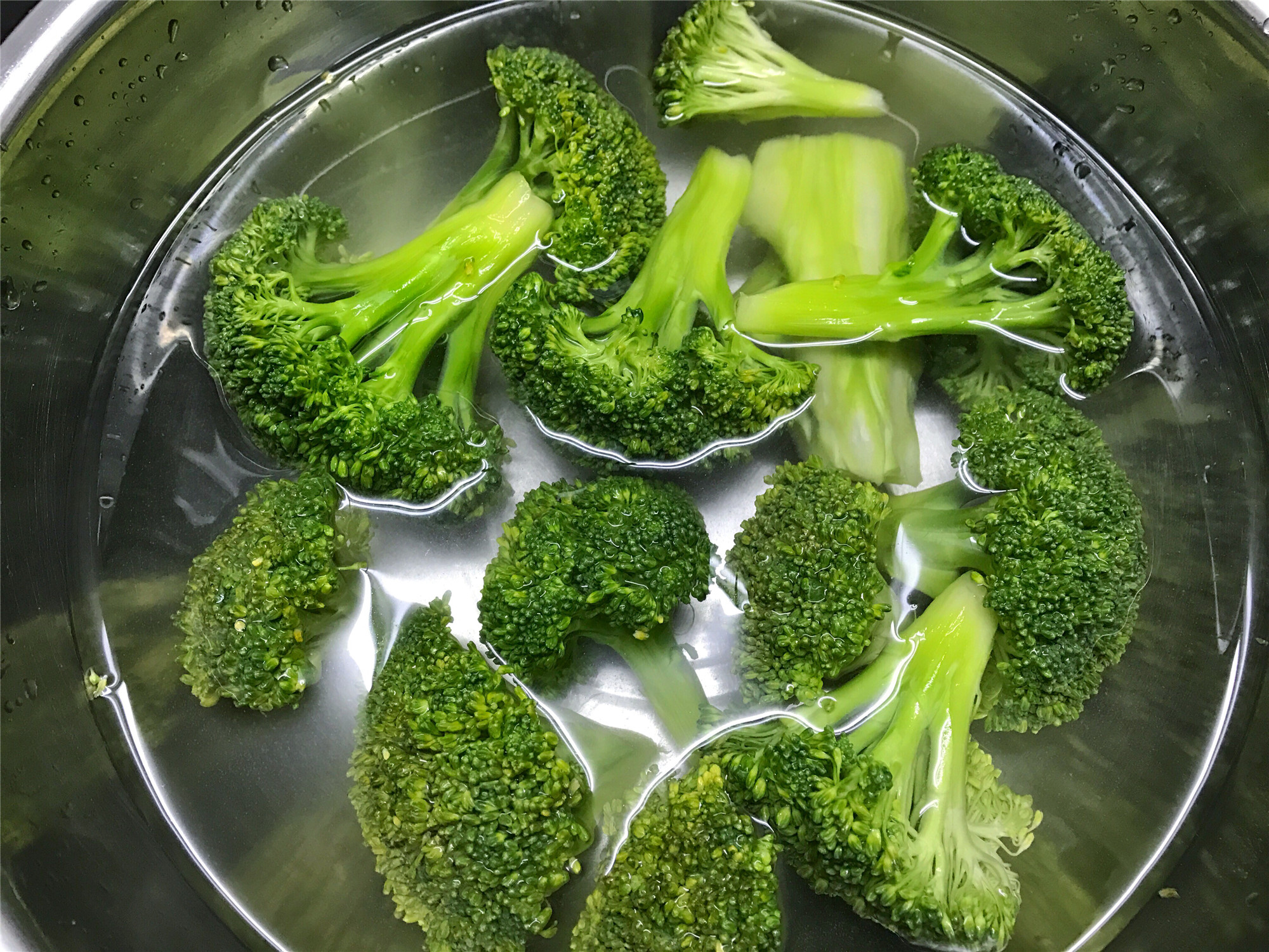 西兰花只用清水洗，越洗越脏！教你正确方法，脏东西自己跑出来