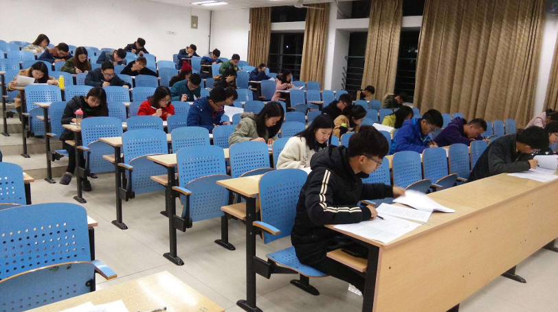 大学挂科后果很严重，期末考试即将来临，大学生们别“以身犯险”