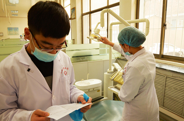 医学生的“十字路口”，考研选专硕还是学硕，未来经历会大不相同