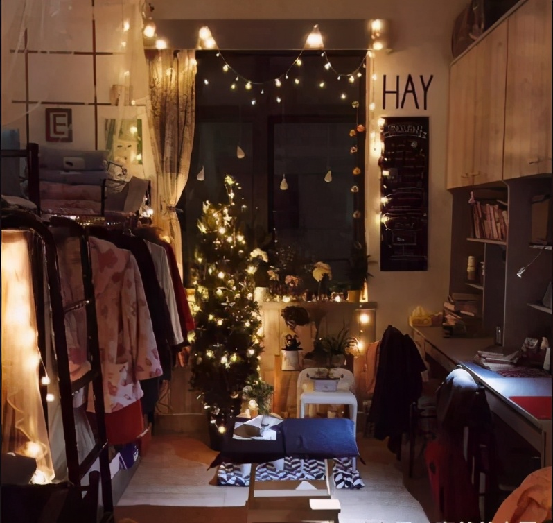 大学宿舍的“花样”装扮，00后的想法新奇，布置的温馨惹人羡慕