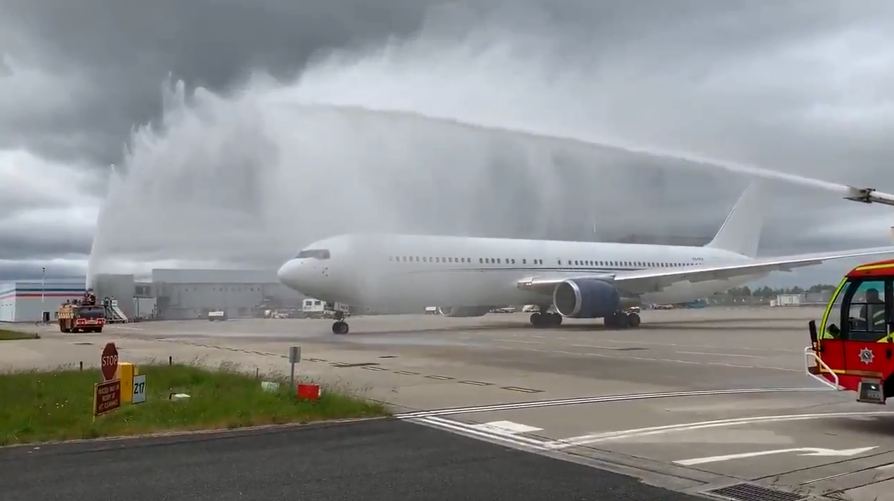 欧冠之城是哪个国家的（无愧足球之城！机场喷水拱门送利物浦出征欧冠 这是航空最高礼仪）-趣拿体育