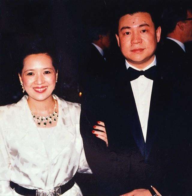 刘銮雄风流史：弃原配拒娶李嘉欣，恋过蔡少芬关之琳，终娶平民女