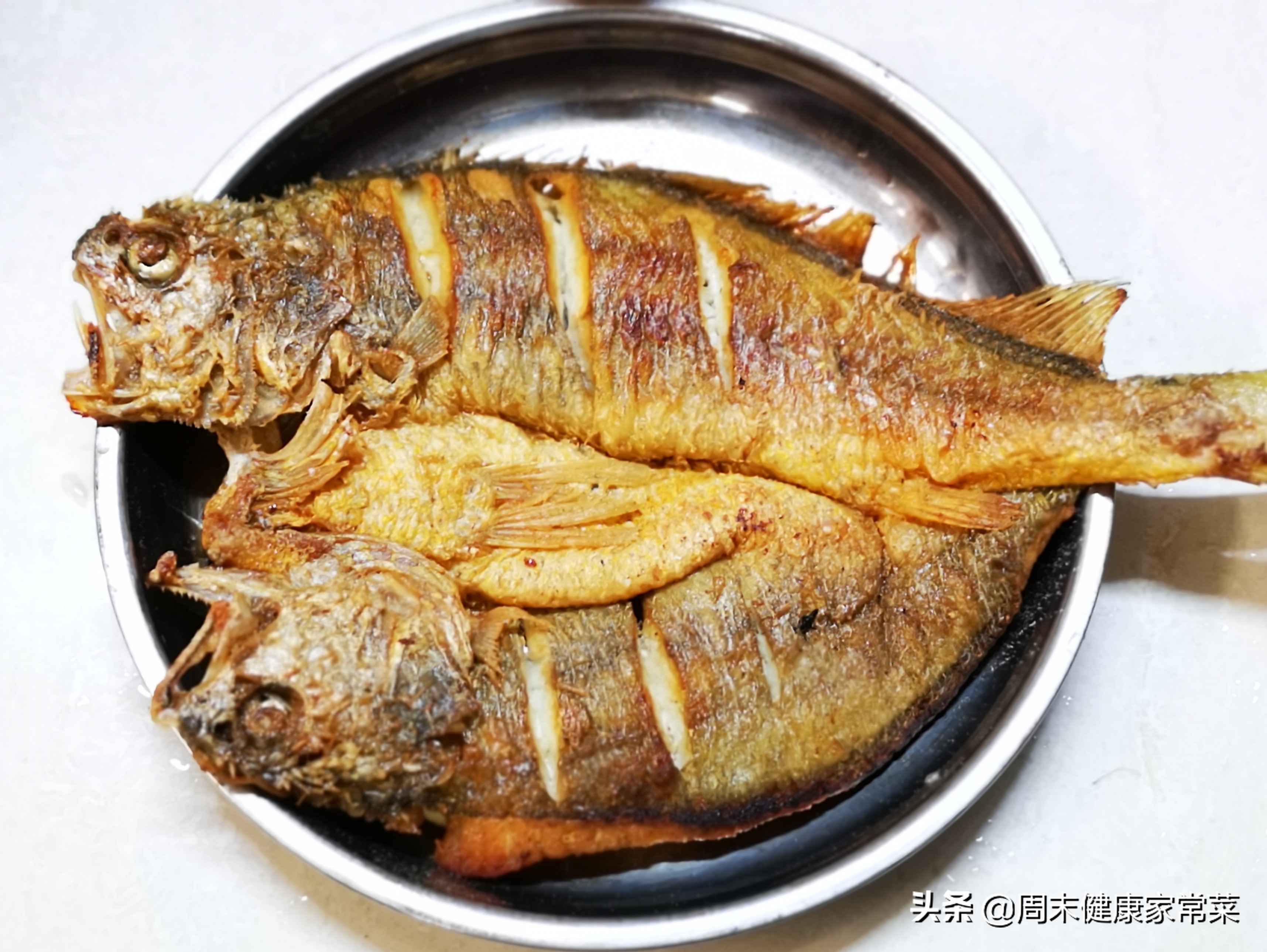 首先,我们做香煎鱼的时候,不要选择太大条的鱼,因为太大条的鱼很难煎