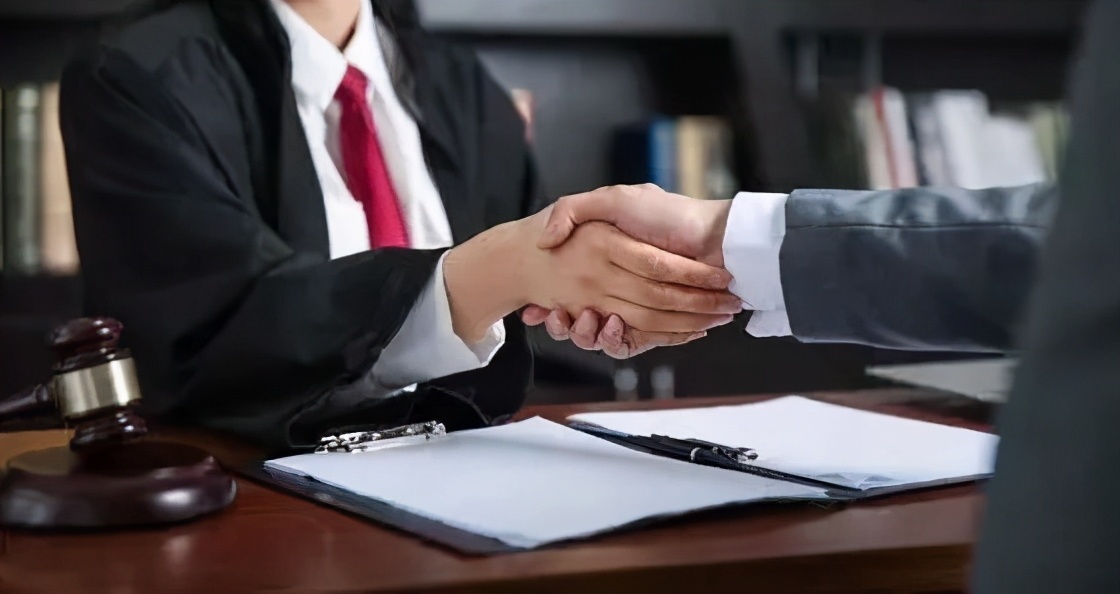 律师“磕头拜师”引热议，律界需要怎样的“师徒关系”？我们采访了老中青律师