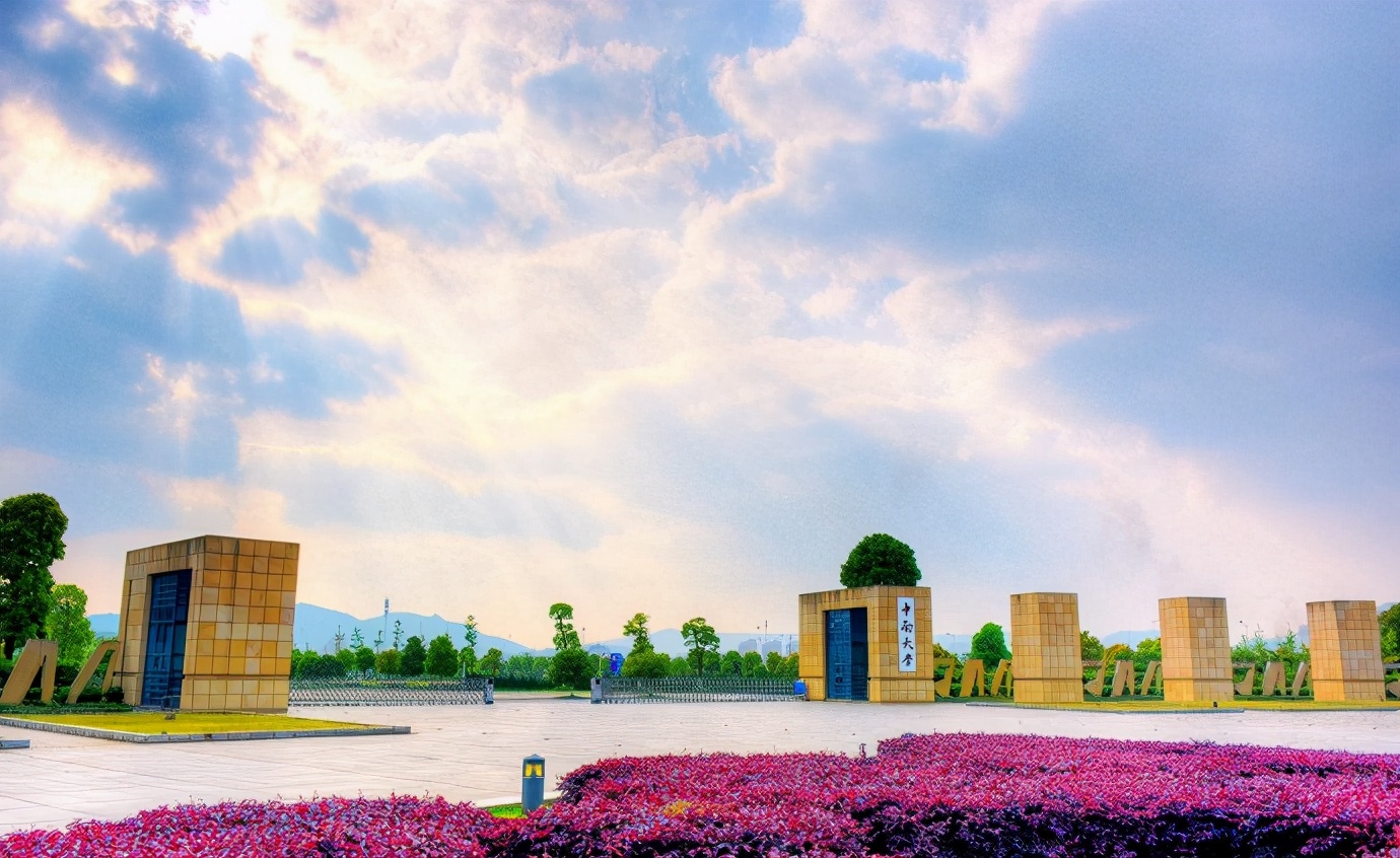 湖南1所很“心酸”的985高校，录取分数线再降低，却还是无人问津