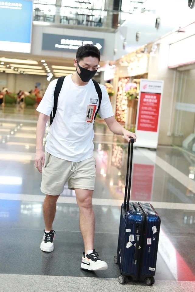 许昕“机场秀”变身潮男，运动短裤+白T简洁大气，造型真显气质