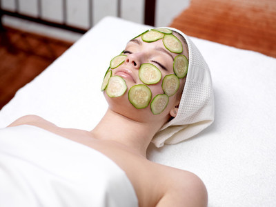 黄瓜美容,真正有效的方法应该是将黄瓜榨汁后与蜂蜜,牛奶等搅拌均匀敷