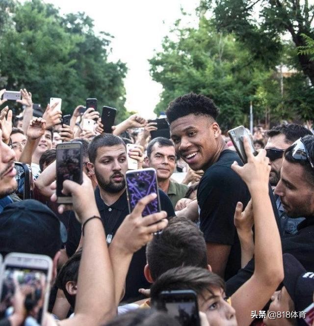 nba选秀大会为什么穿西装(字母哥从希腊来NBA选秀,下飞机经纪人问:你西装呢?字母:西装是啥)