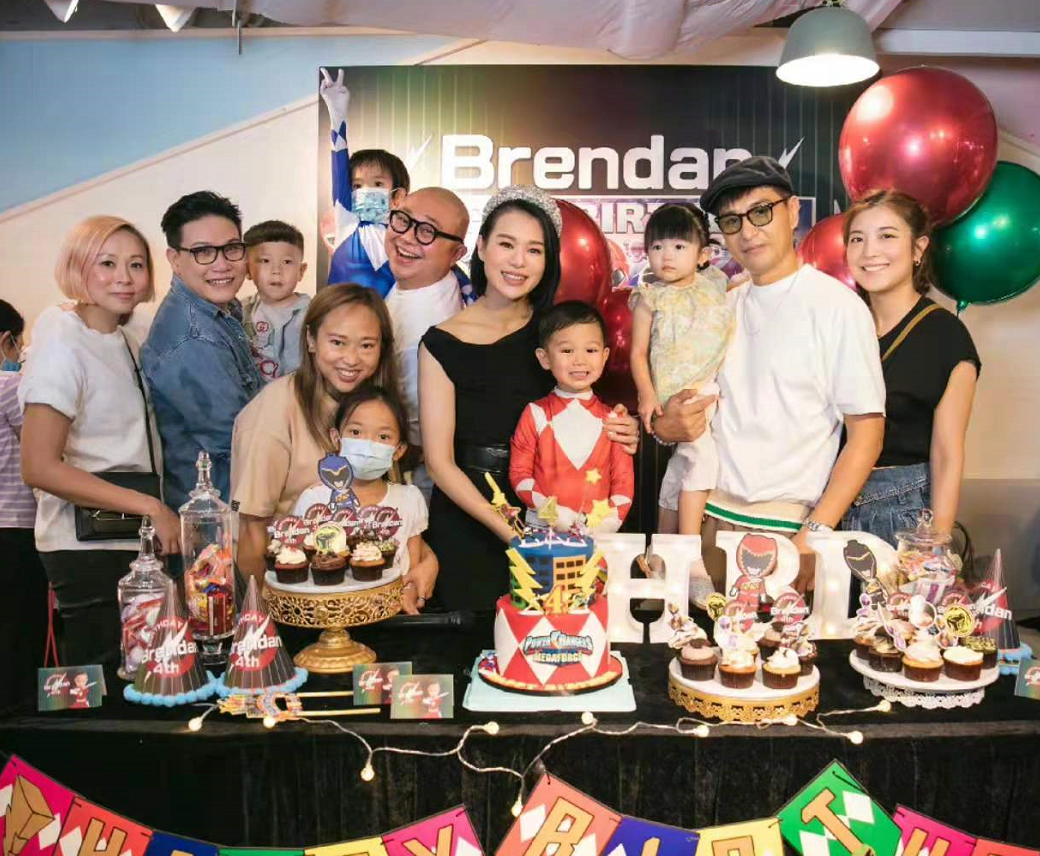 时尚辣妈和孩子的图片(胡杏儿为三胎儿子办百日宴) - 赤虎壹号