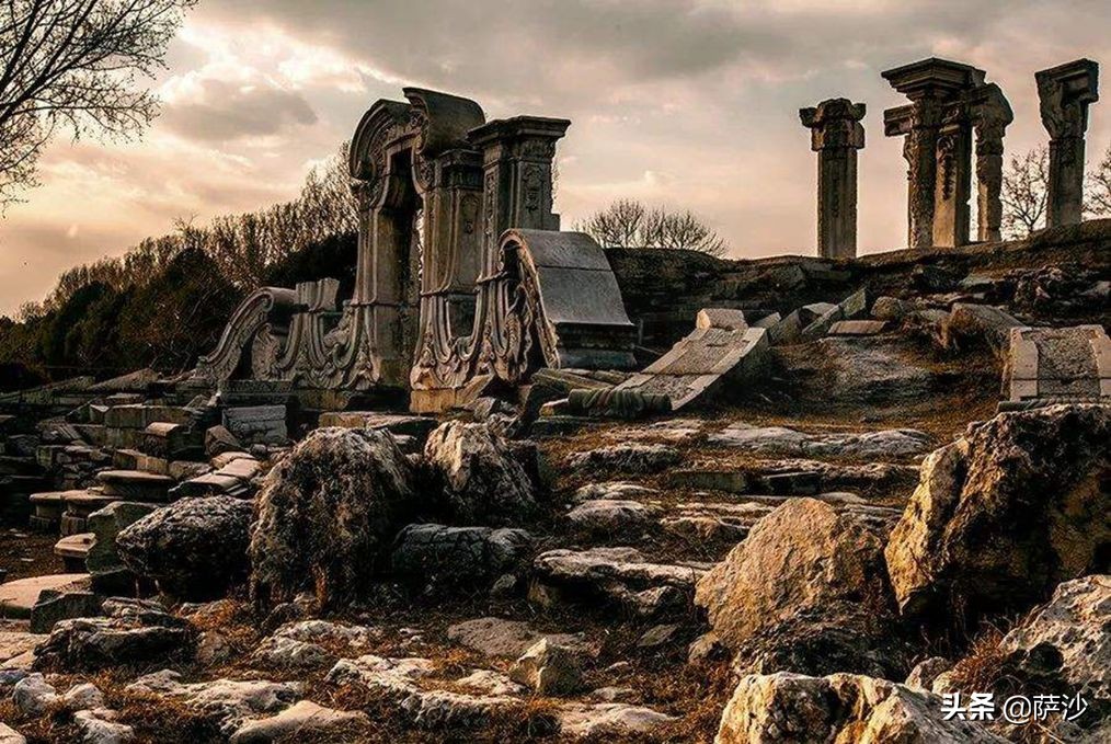 其实,清代的老百姓,对于圆明园的毁坏是无动于衷的.