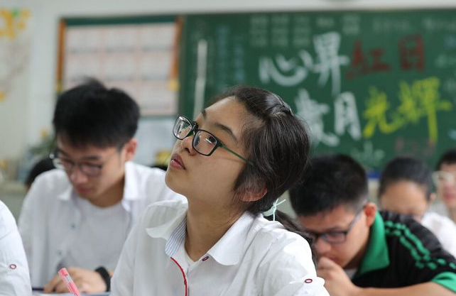 40多年前高考试卷走红，如今高中生看了泯然一笑，直言能考满分