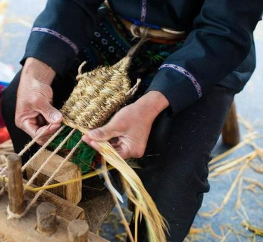 不要以为草鞋很丑,唐朝的蒲草鞋,还能编织成鞋尖微微翘起的式样,一左