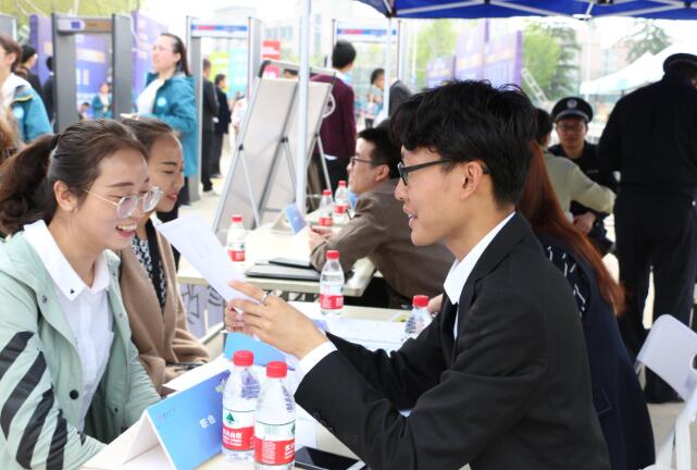 “专科生”和“本科生”的区别，3张图看出“差距”，太真实了