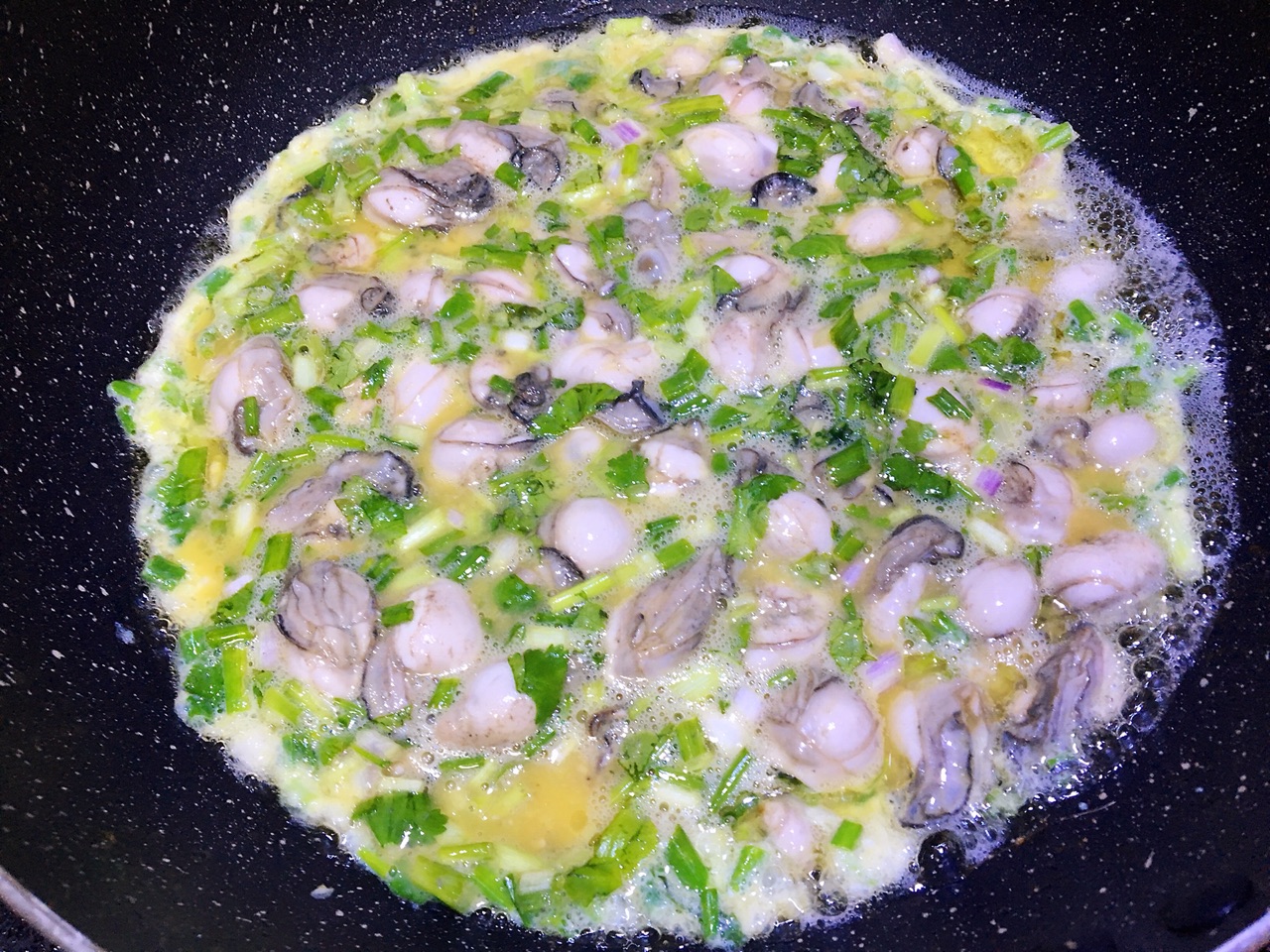 在家也能吃到福建美食蚝仔煎,自己做一点也不难,鲜美软嫩味道好