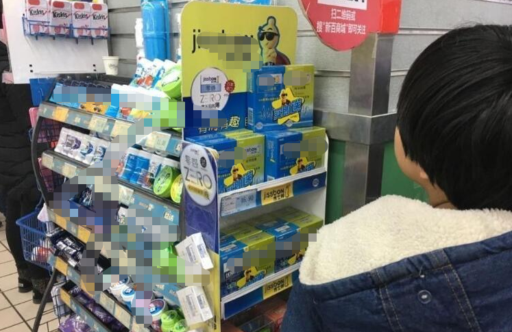 “我要这个香蕉糖？”，收银台前女儿指着避孕套，妈妈神回复绝了