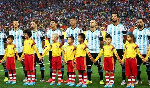 足球比赛前为什么要唱国歌（足球比赛进场时，拉着小朋友一起入场，原来是这样的说法）