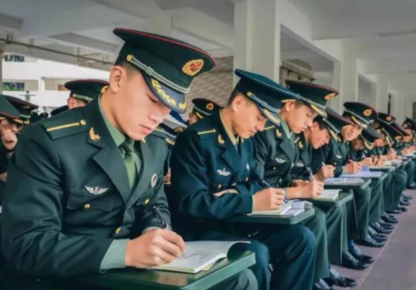 在校大学生迎来“好消息”，2021年参军可保送军校，满足条件即可