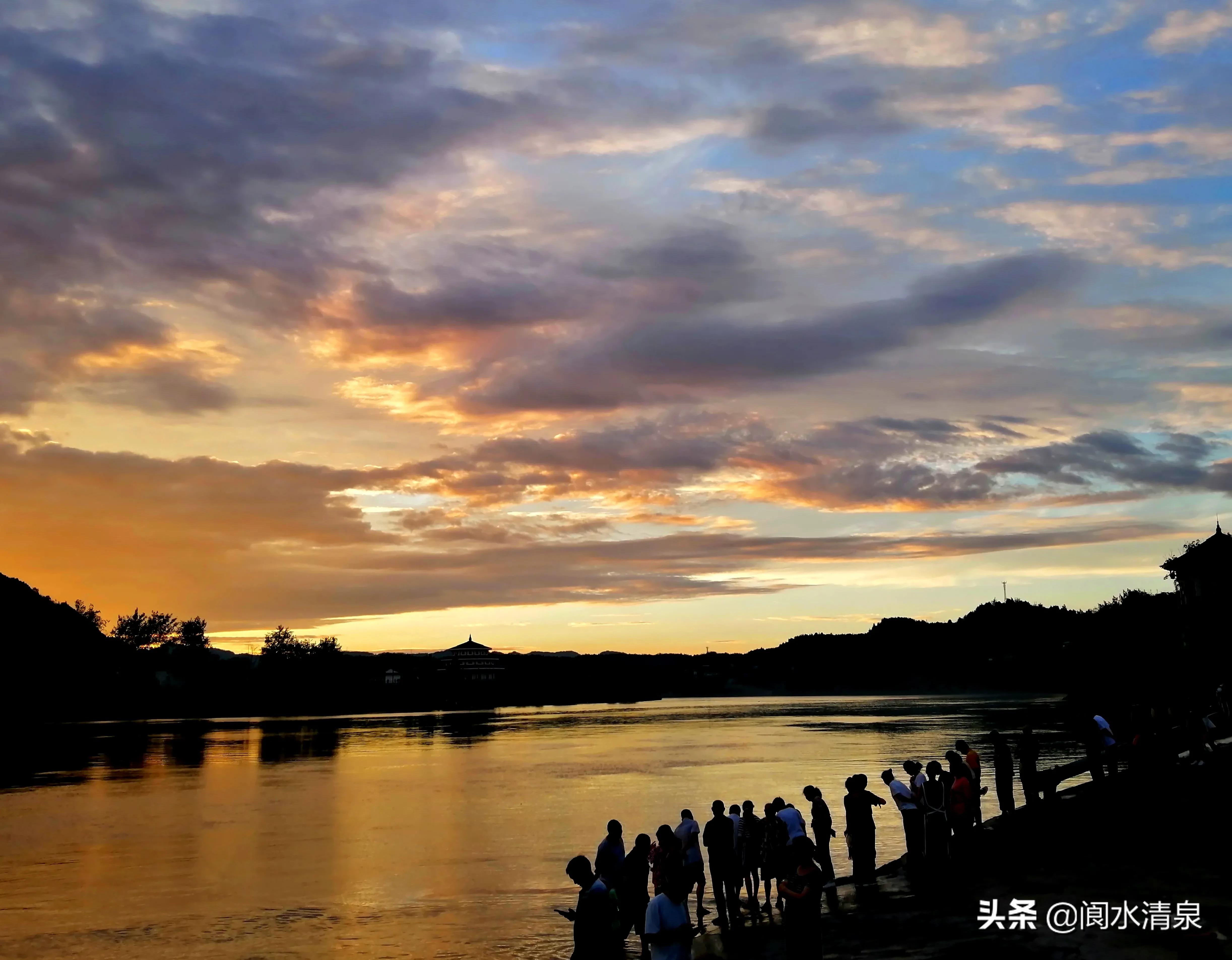 关于夏季傍晚天空的美文(傍晚的天空云彩美文) _晶羽文学网