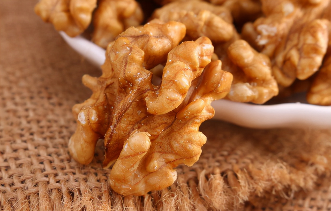 常吃核桃有什么好处？什么人不能吃？爱吃核桃的人，快来看看吧