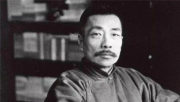 鲁迅笔下看客冷漠旁观的悲凉群像，揭示国民灵魂的麻木与无声的残忍