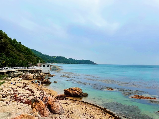 独特的山海景观资源,公园三面环山,一面临海,中间则是平缓开阔的沙滩