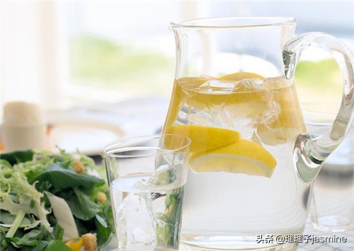 柠檬水的4种喝法，除了能补充维生素C和美白，还有哪些功效呢？