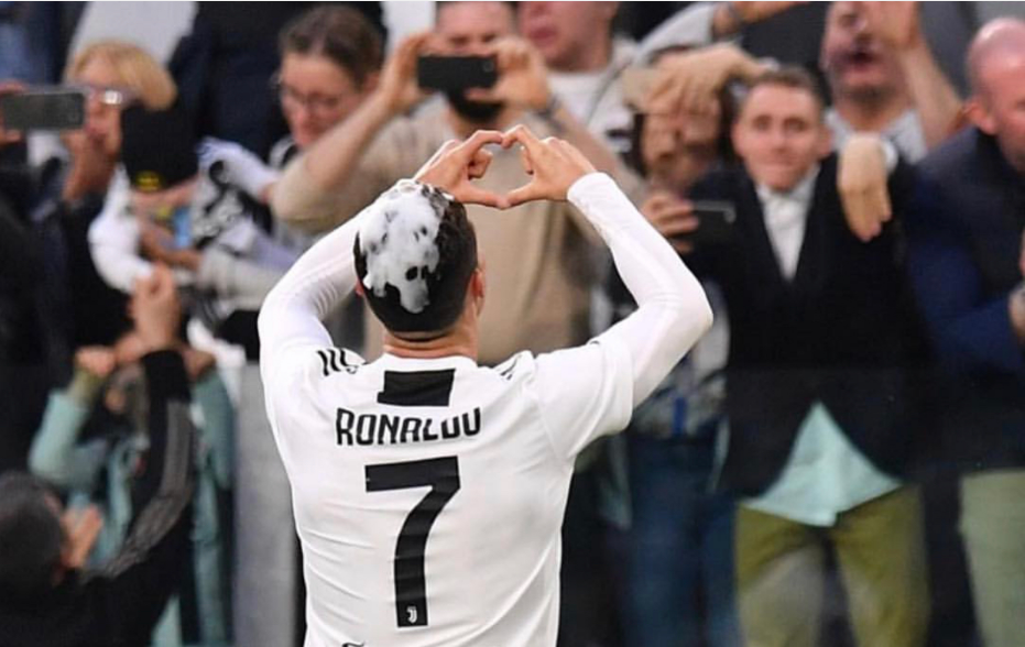 c罗和女友乔治娜秀恩爱(c罗夺冠后向看台上乔治娜飞吻 比心 乔妹一脸