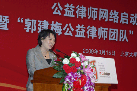 那个帮“养父性侵案”女孩免费打官司的女律师，到底有多强？